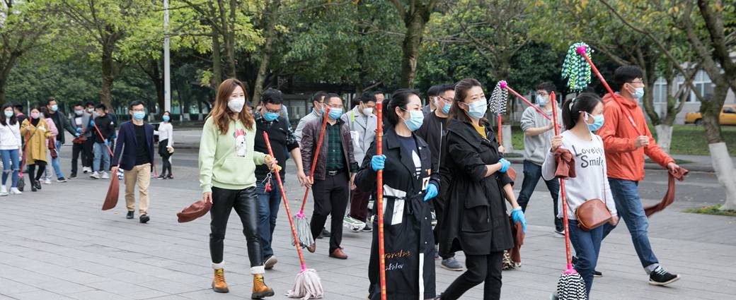 赞！欧冠官网硬核老师组队打扫学生宿舍
